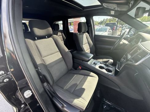 Used 2019 Jeep Grand Cherokee Laredo AWD/4WD image 24