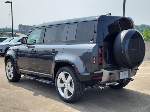 New 2025 Land Rover Defender 110 X-Dynamic SE image 12