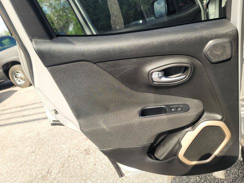 Used 2015 Jeep Renegade Latitude w/ Popular Equipment Group FWD image 15