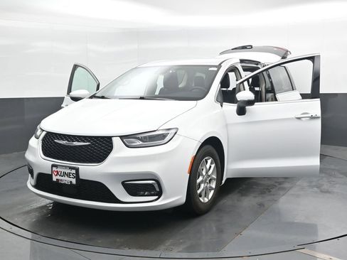 Used 2023 Chrysler Pacifica Touring-L FWD image 49