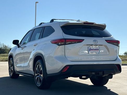 Used 2021 Toyota Highlander XLE AWD/4WD image 6