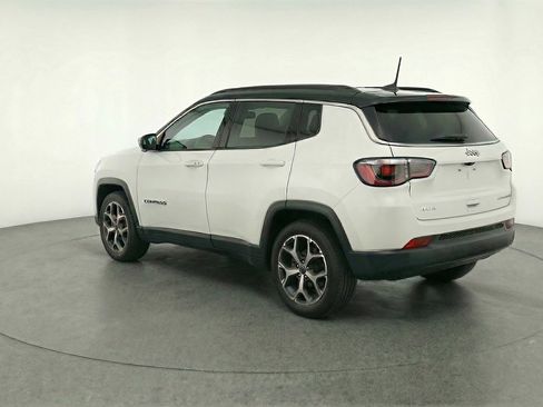 Used 2025 Jeep Compass Limited image 5