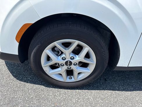 Used 2025 Kia Soul LX w/ LX Technology Package FWD image 12
