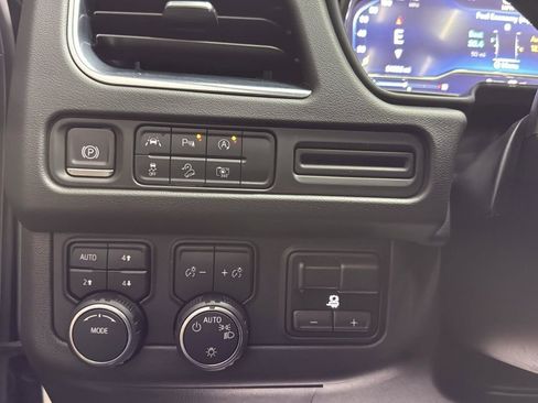 Used 2023 Chevrolet Suburban Z71 w/ Luxury Package image 18