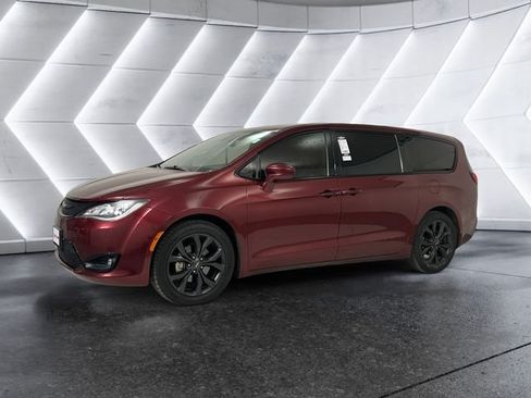 Used 2018 Chrysler Pacifica Touring Plus w/ S Appearance Package FWD image 3