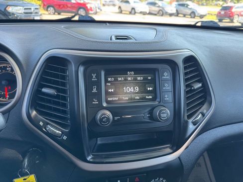 Used 2018 Jeep Cherokee Latitude w/ Altitude Package FWD image 21