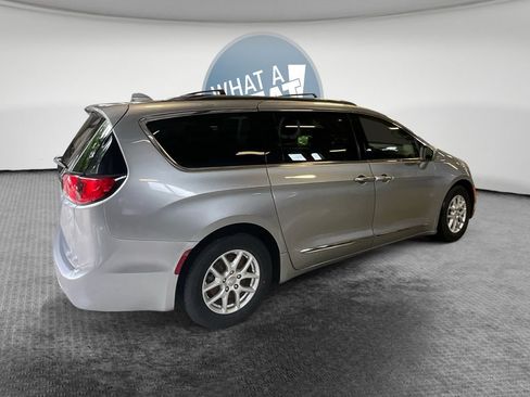 Used 2020 Chrysler Pacifica Touring-L FWD image 3