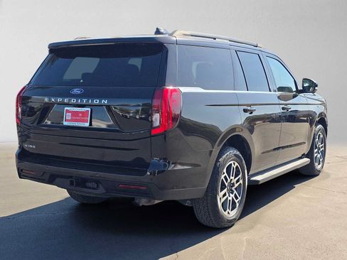 Used 2025 Ford Expedition Active AWD/4WD image 3