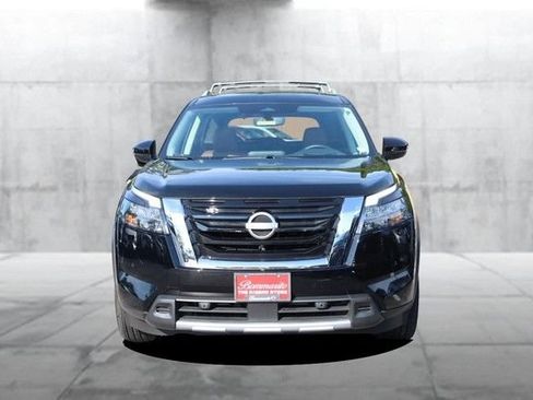 Certified 2025 Nissan Pathfinder Platinum FWD image 4
