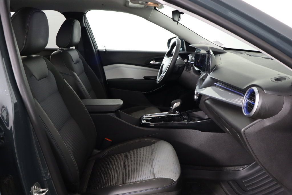 Used 2025 Chevrolet Trax LT w/ Sunroof Package FWD image 18