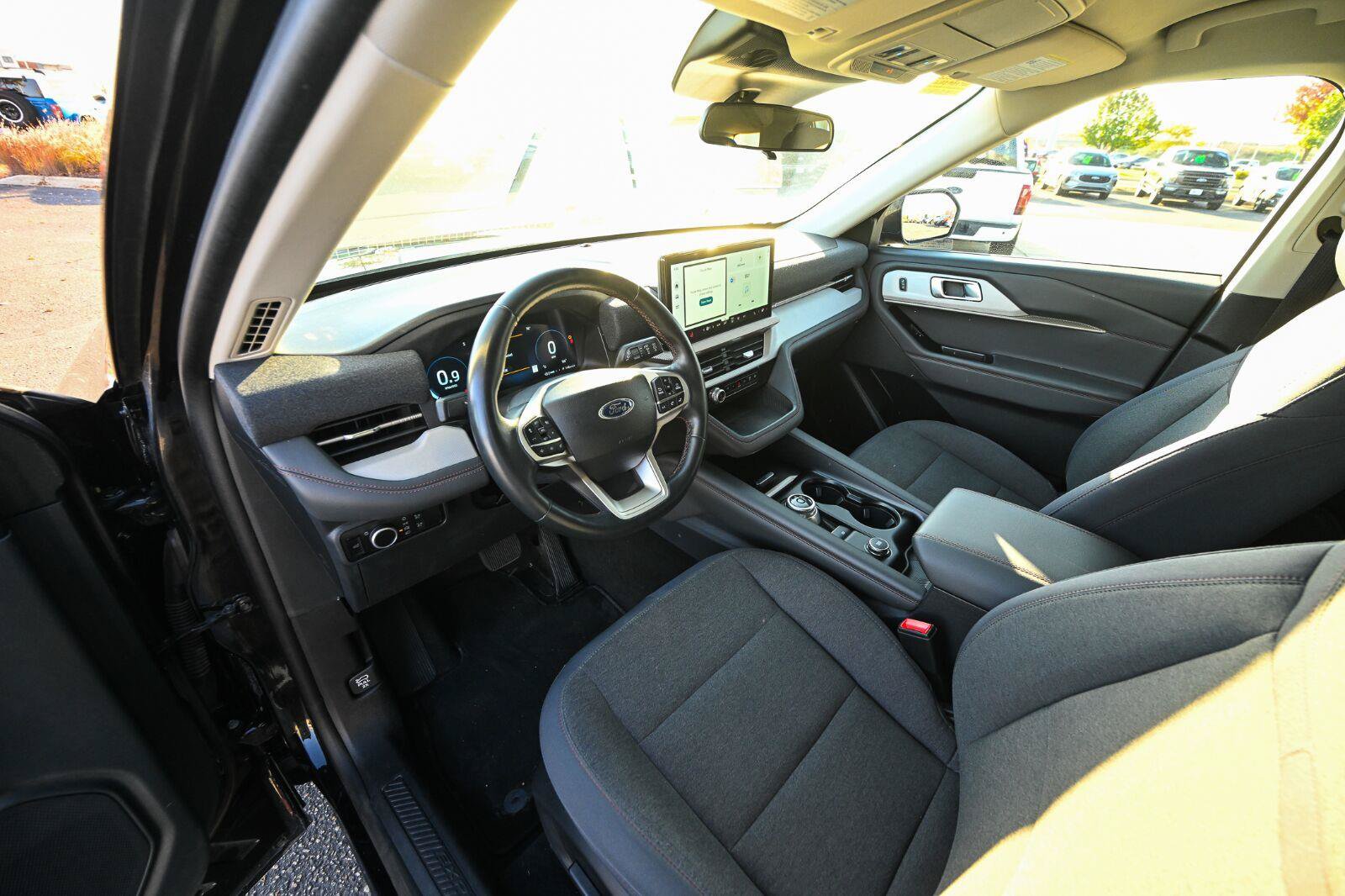 Used 2025 Ford Explorer Active AWD/4WD image 18