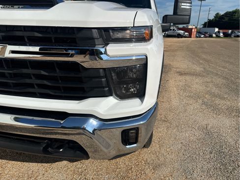 Used 2025 Chevrolet Silverado 2500 LT w/ Convenience Package AWD/4WD image 9