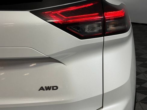 Used 2025 Nissan Rogue S image 12