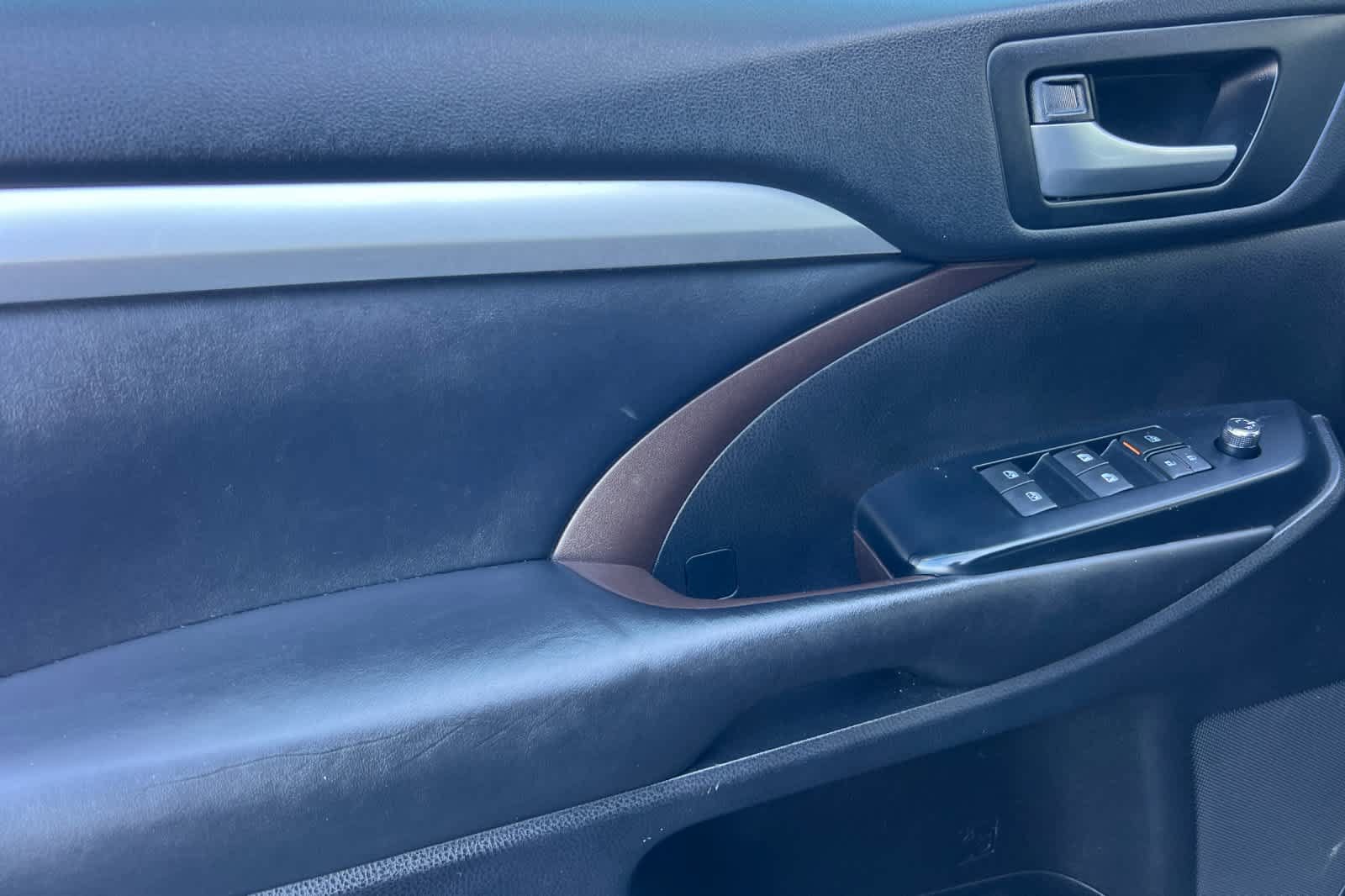 Used 2018 Toyota Highlander XLE FWD image 12