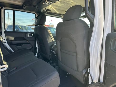 Used 2023 Jeep Gladiator Overland image 12