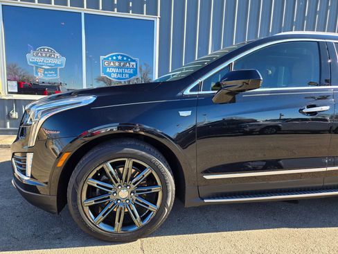 Used 2017 Cadillac XT5 Platinum image 2