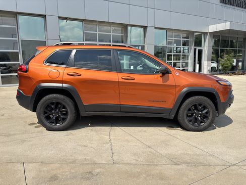 Used 2016 Jeep Cherokee Trailhawk w/ Comfort/Convenience Group AWD/4WD image 10