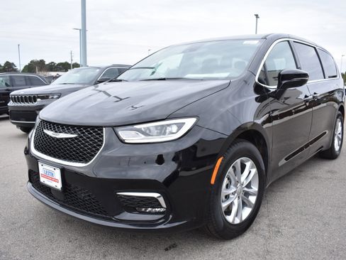 New 2026 Chrysler Pacifica Select image 5