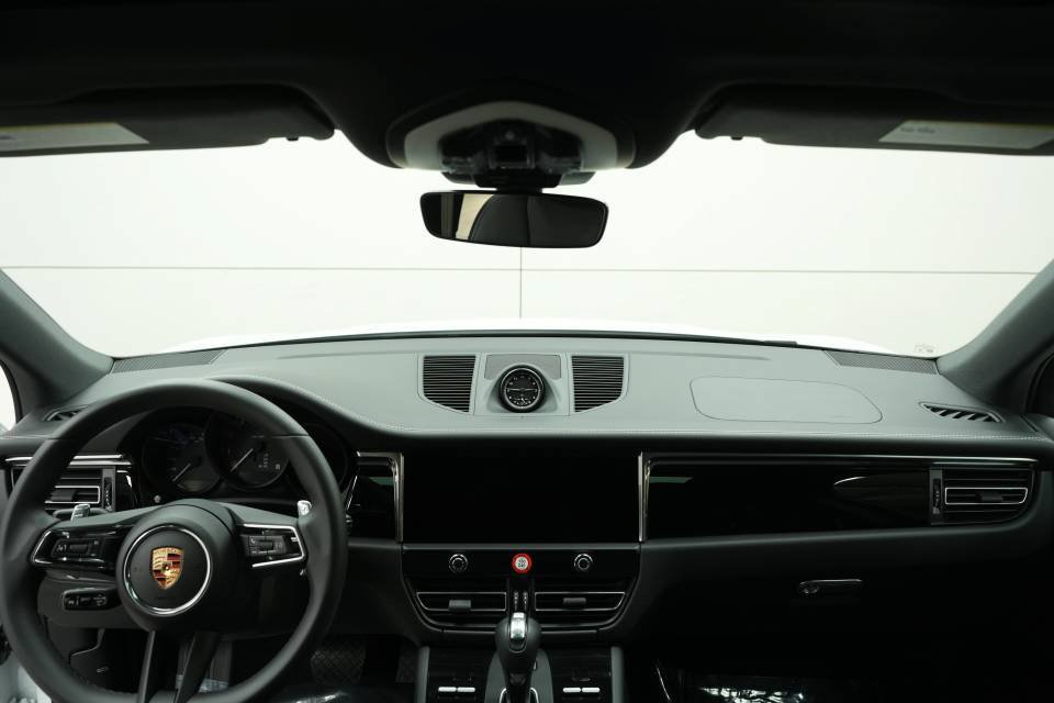 Certified 2025 Porsche Macan AWD/4WD image 16