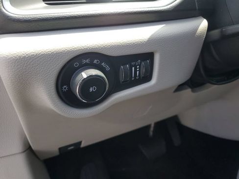 Used 2018 Chrysler Pacifica Touring-L Plus FWD image 18