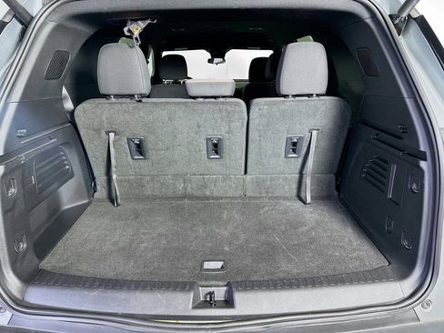 Used 2025 Chevrolet Traverse LT image 30