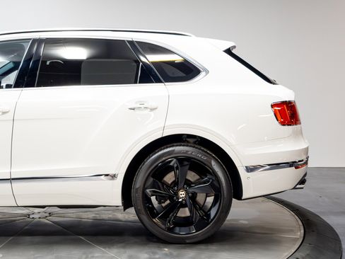 Used 2020 Bentley Bentayga V8 image 45