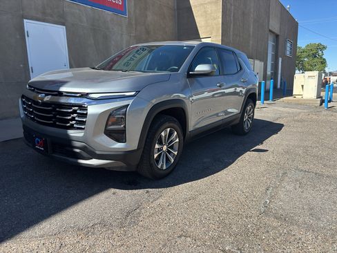 Used 2025 Chevrolet Equinox LT AWD/4WD image 3