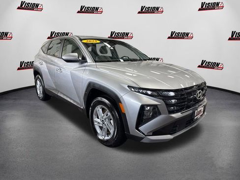 Used 2025 Hyundai Tucson SE AWD/4WD image 3