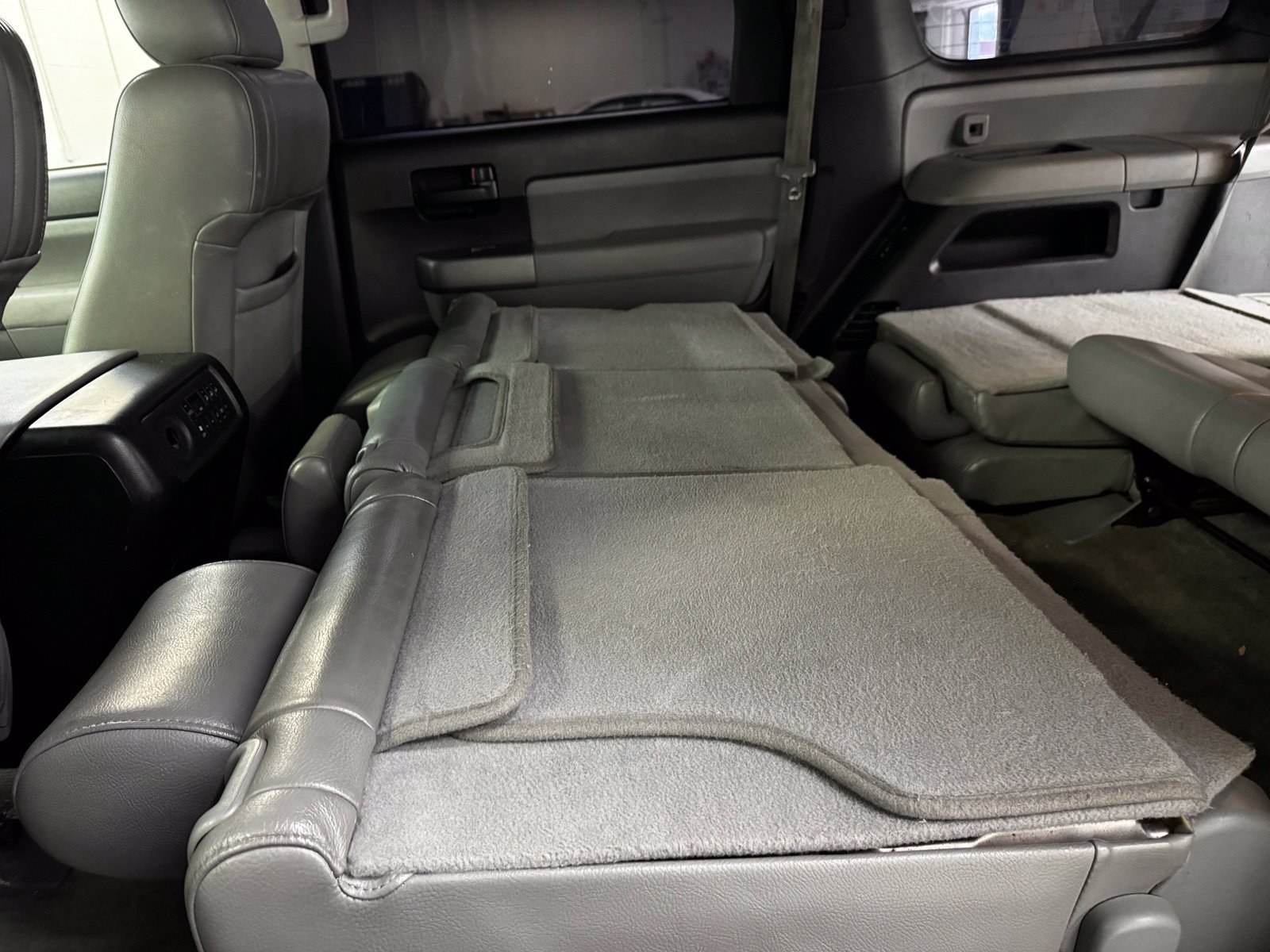 Used 2010 Toyota Sequoia SR5 AWD/4WD image 36