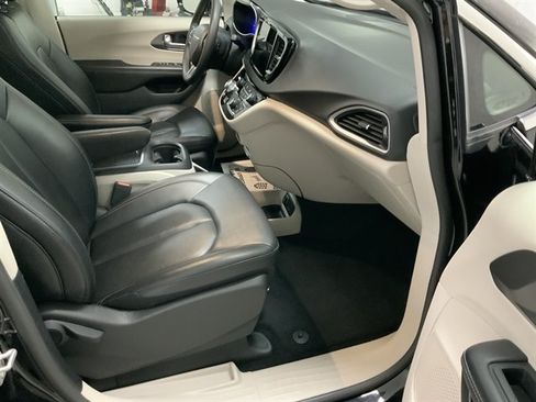 Used 2024 Chrysler Pacifica Touring-L FWD image 20