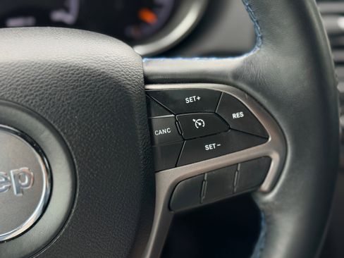 Used 2019 Jeep Grand Cherokee Laredo AWD/4WD image 15