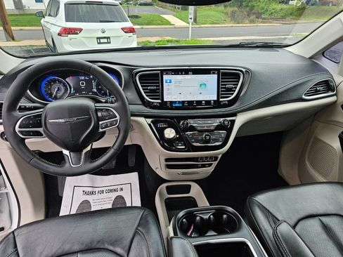 Used 2022 Chrysler Pacifica Touring-L AWD/4WD image 12