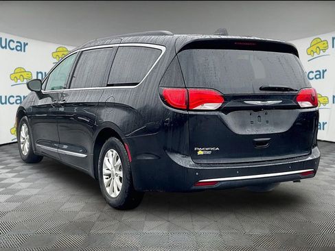 Used 2017 Chrysler Pacifica Touring-L image 4