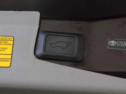 Used 2013 Toyota Highlander SE image 30