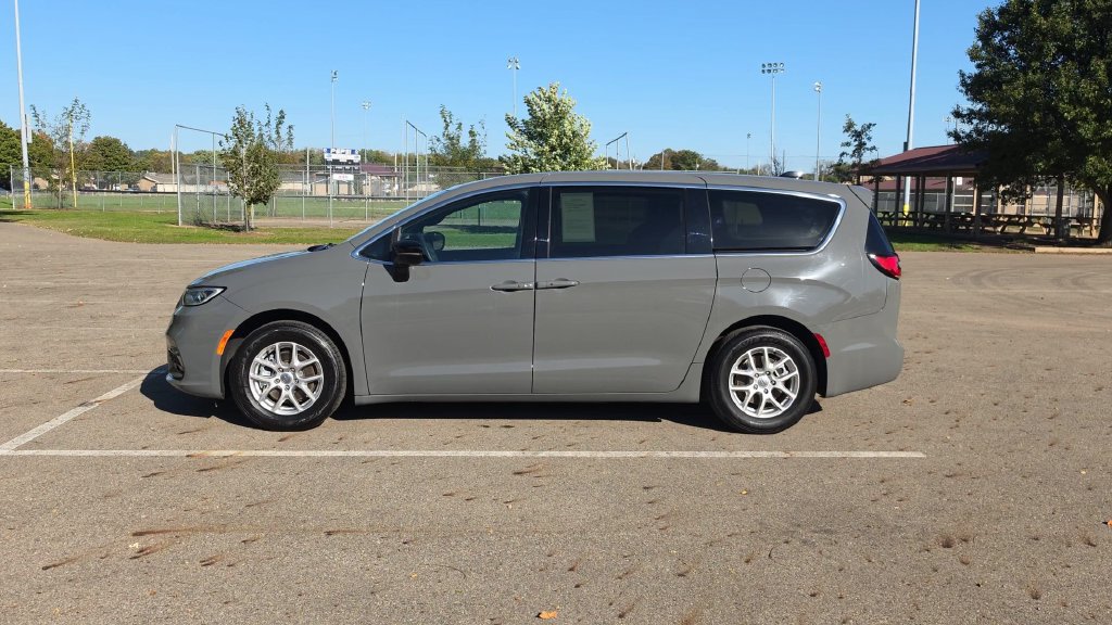 Used 2025 Chrysler Pacifica Select FWD image 5