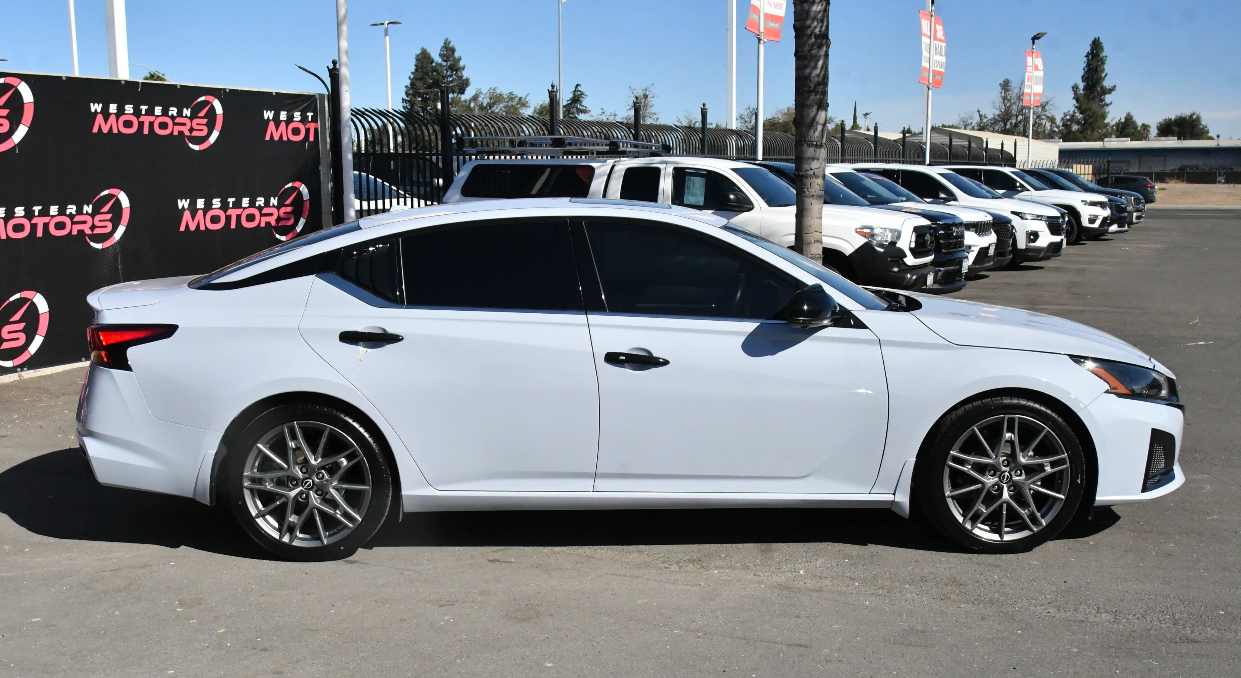 Used 2024 Nissan Altima 2.0 SR FWD image 9
