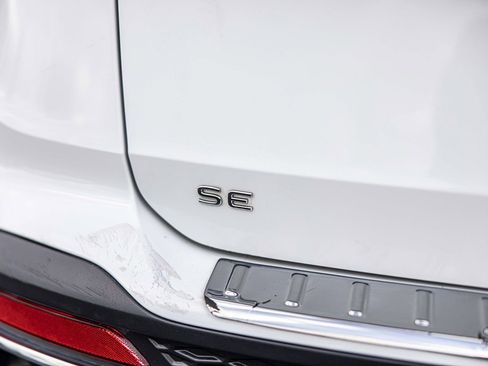 Used 2022 Volkswagen Taos SE w/ Panoramic Sunroof Package FWD image 15