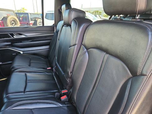 Used 2023 Jeep Wagoneer L Series III image 9