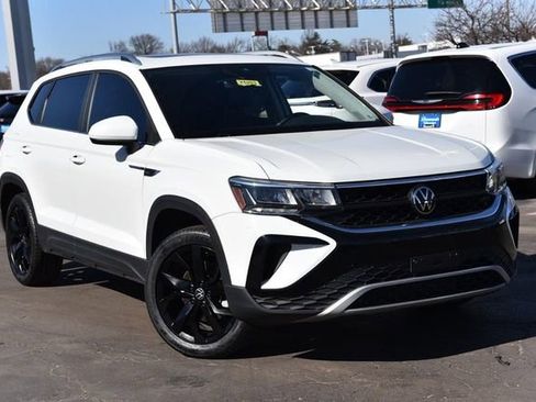 Used 2023 Volkswagen Taos SE w/ Panoramic Sunroof Package image 2