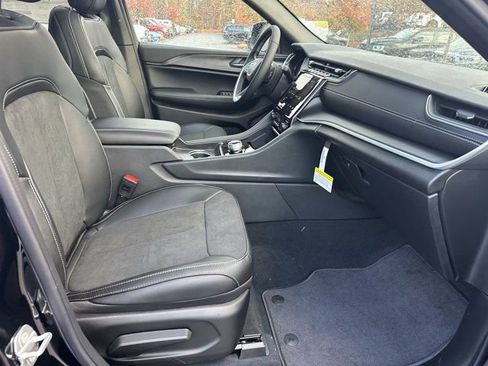 New 2025 Jeep Grand Cherokee Altitude image 13