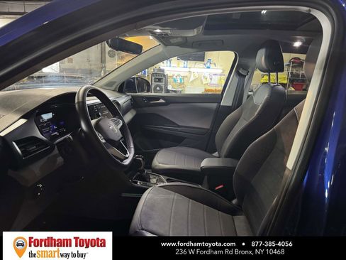 Used 2024 Volkswagen Taos SE image 17