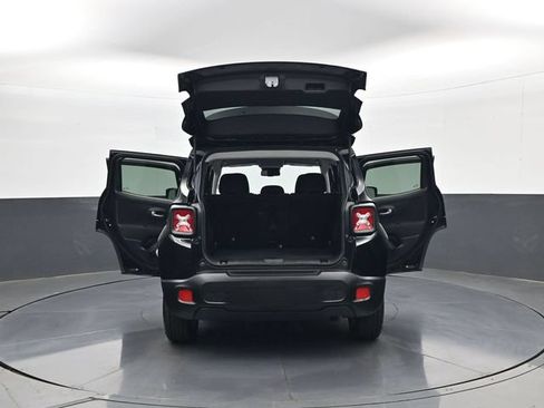 Used 2018 Jeep Renegade Latitude w/ Cold Weather Group AWD/4WD image 32