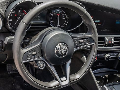 Used 2018 Alfa Romeo Giulia AWD image 23