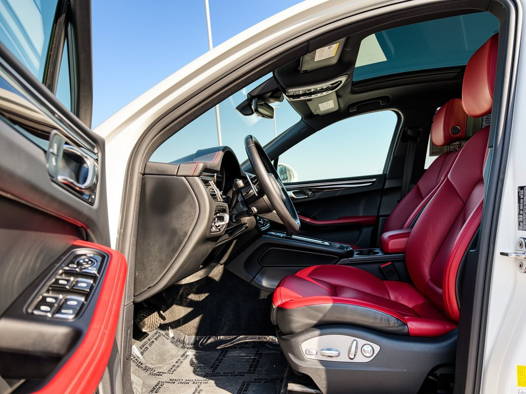 Certified 2023 Porsche Macan AWD/4WD image 5