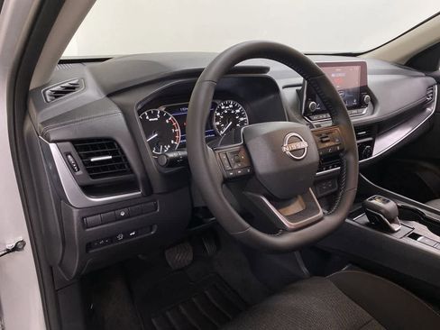 Used 2025 Nissan Rogue SV image 2