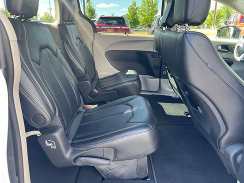 Used 2024 Chrysler Pacifica Touring-L FWD image 19