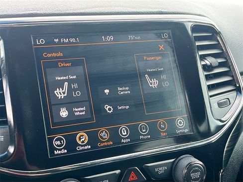 Used 2021 Jeep Grand Cherokee Laredo X image 21