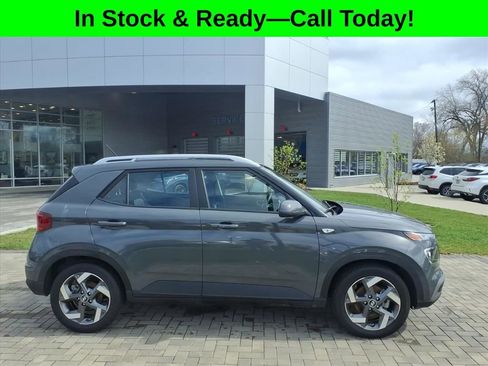Used 2025 Hyundai Venue SEL FWD image 8