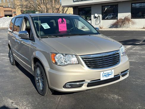 Used 2016 Chrysler Town & Country Touring-L w/ Driver Convenience Group image 2