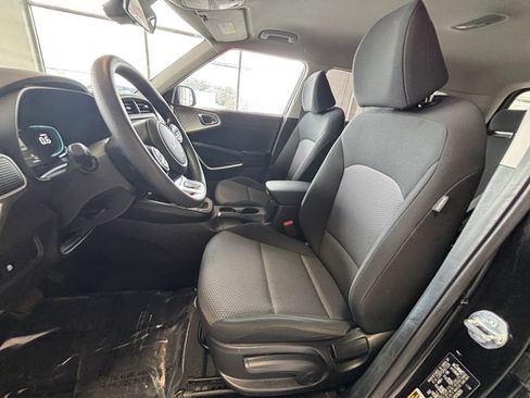 Used 2025 Kia Soul LX w/ LX Technology Package FWD image 25